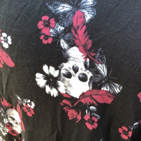 Torrid Skull and Flowers Challis Top - Picture 8 of 11